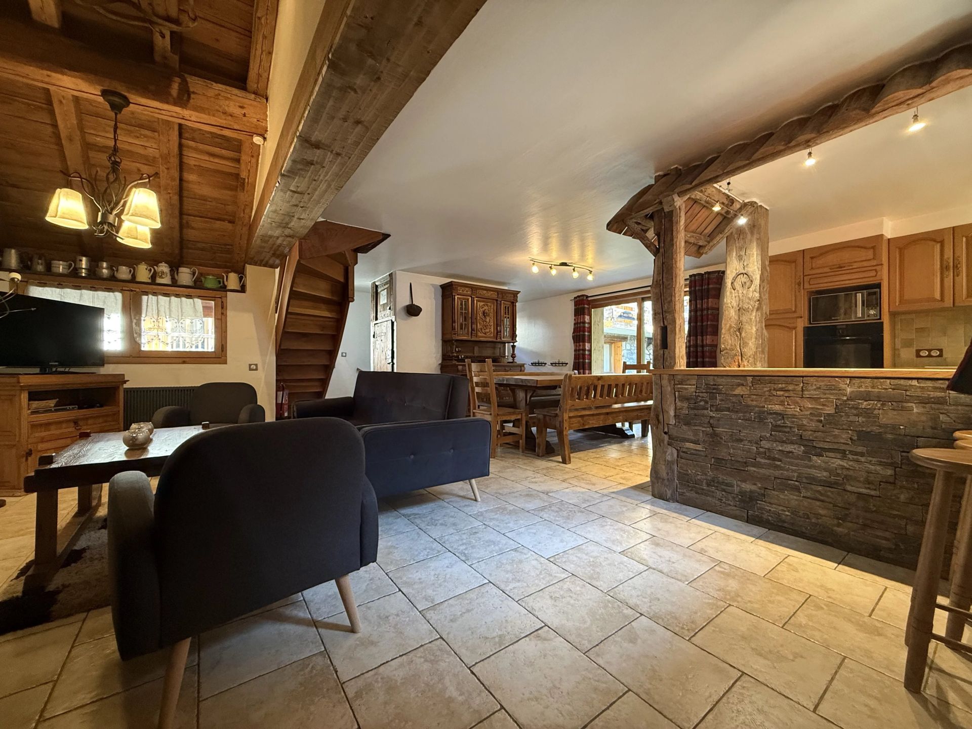 chalet 4 Rooms for sale on Les Allues (73550)