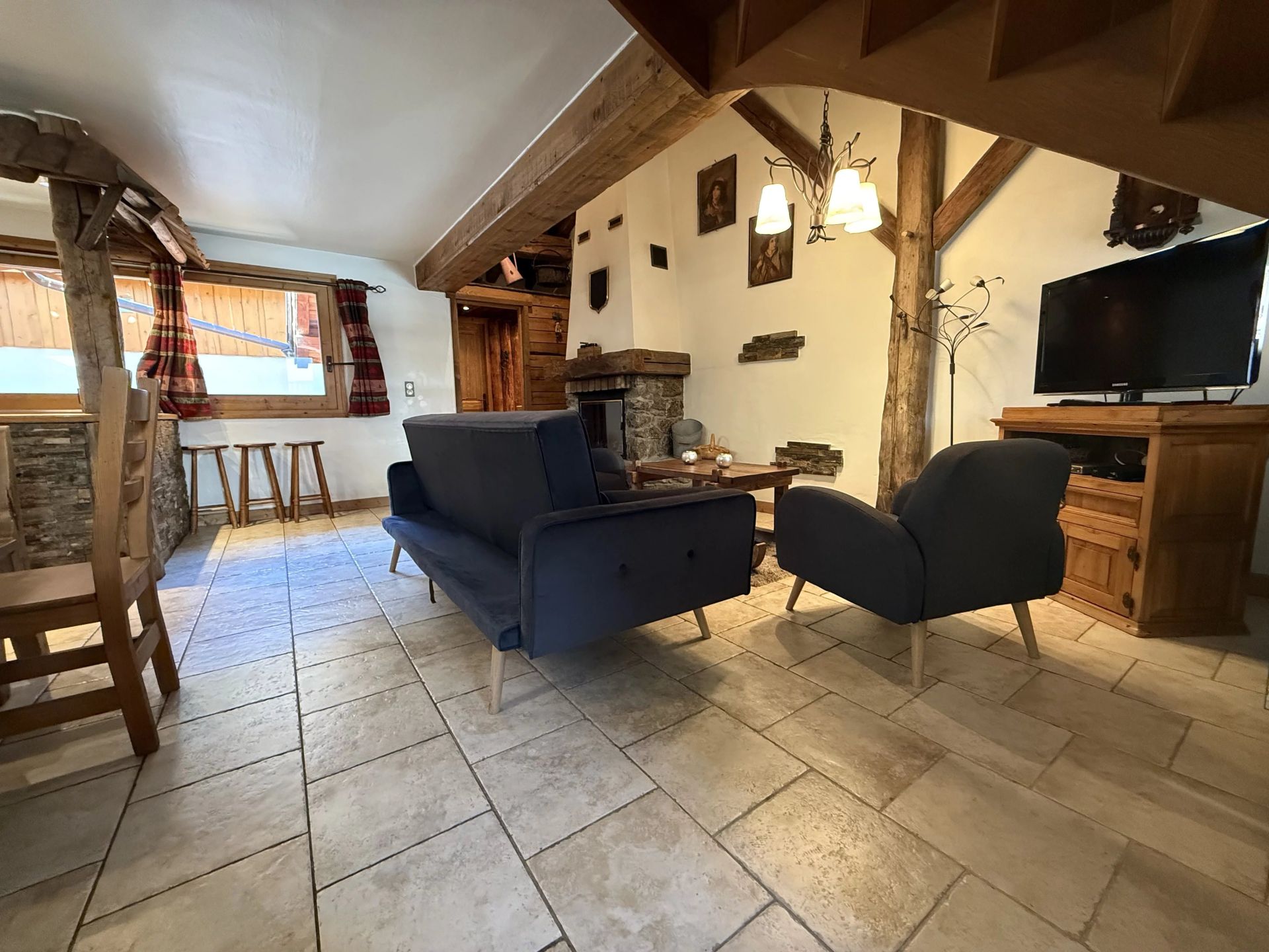 chalet 4 Rooms for sale on Les Allues (73550)