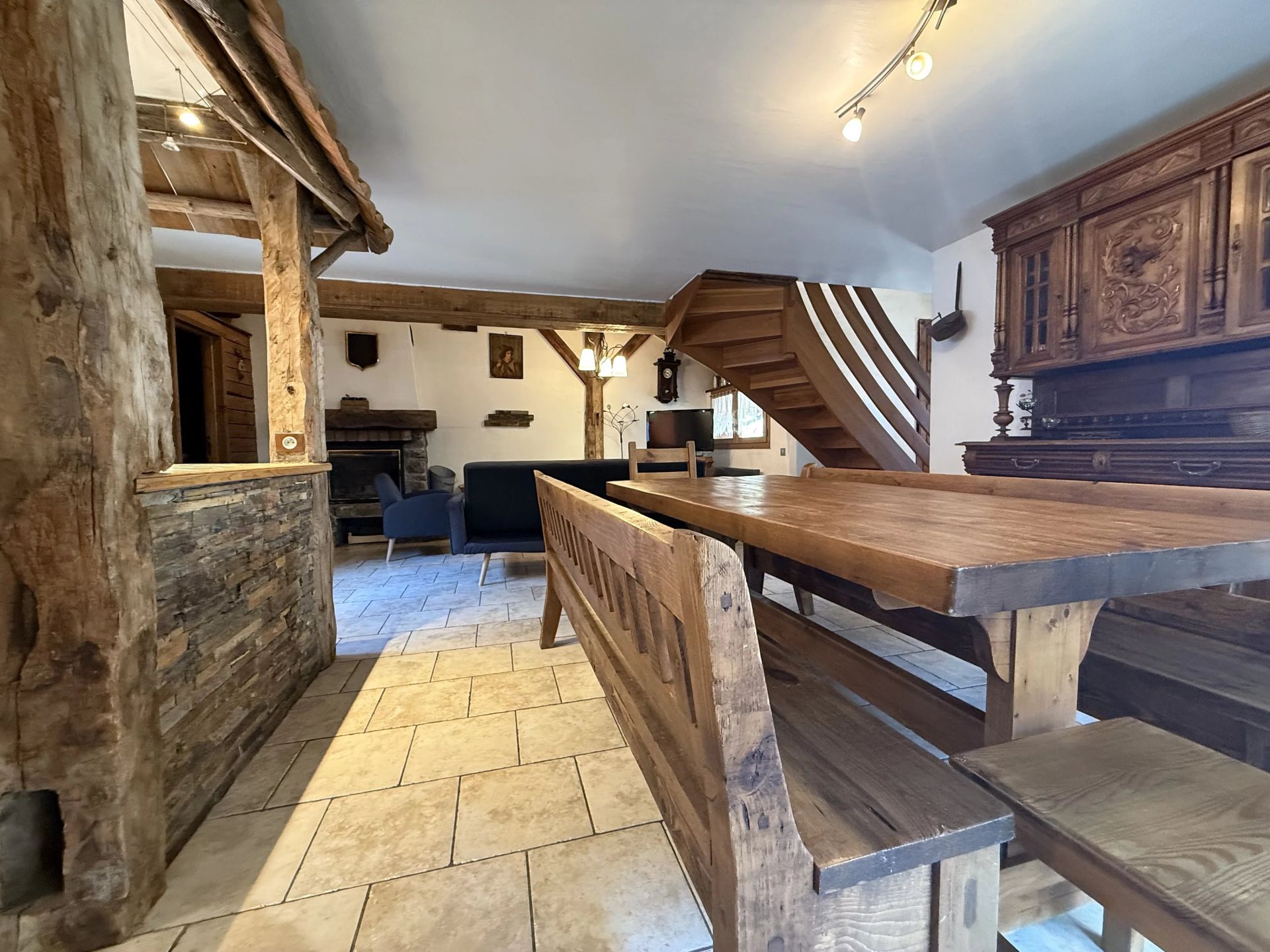 chalet 4 Rooms for sale on Les Allues (73550)