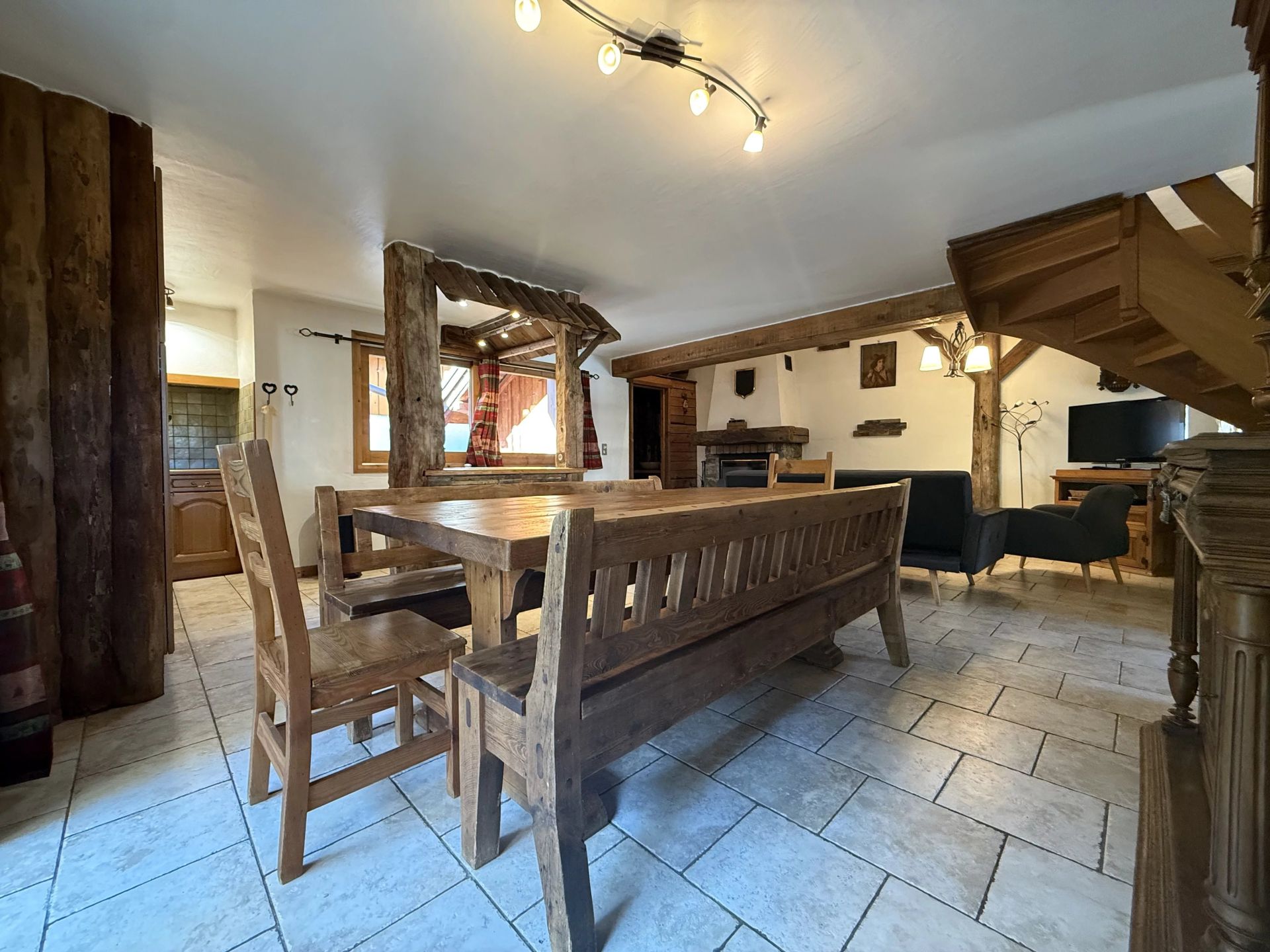 chalet 4 Rooms for sale on Les Allues (73550)