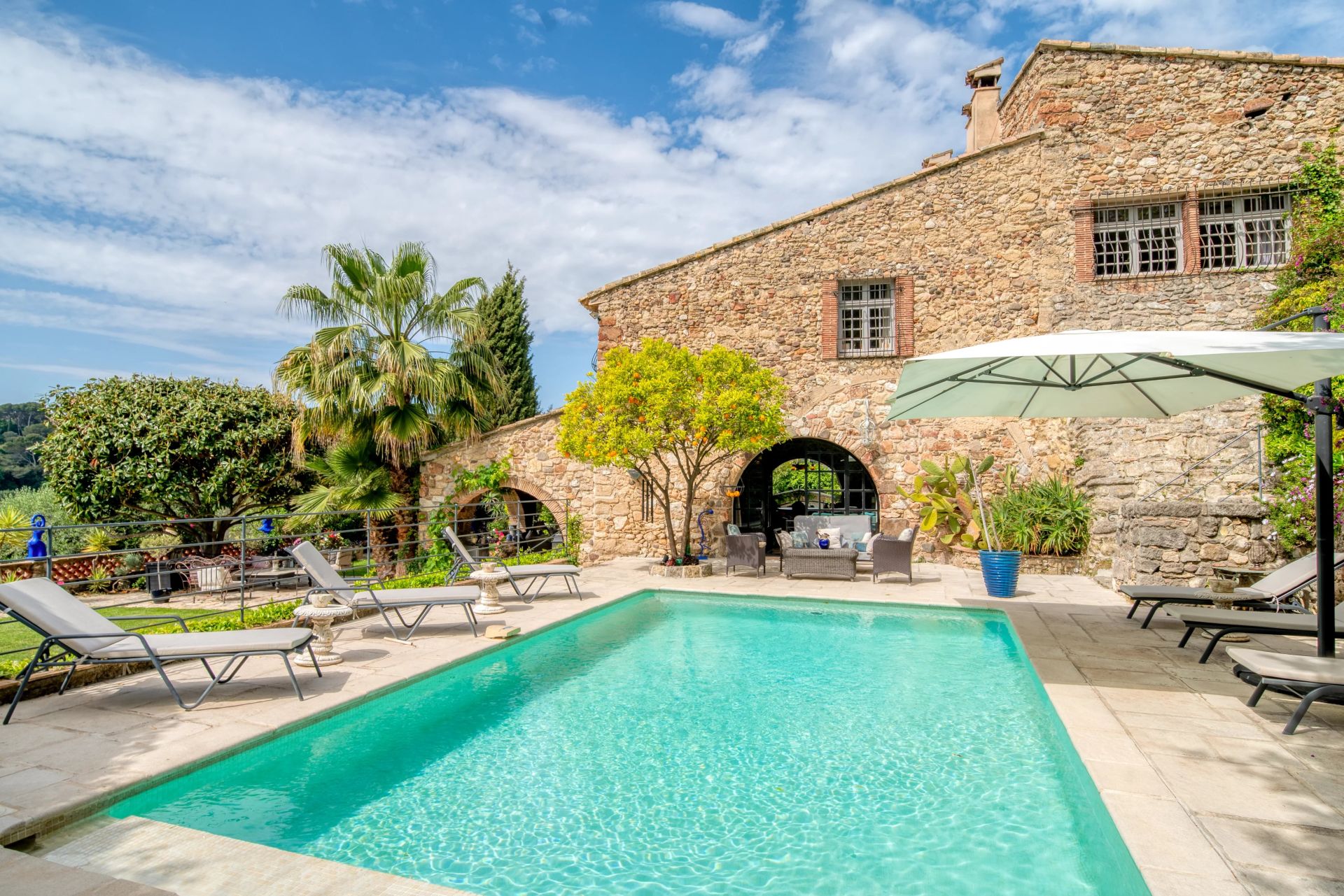 villa 10 Rooms for sale on Biot (06410)