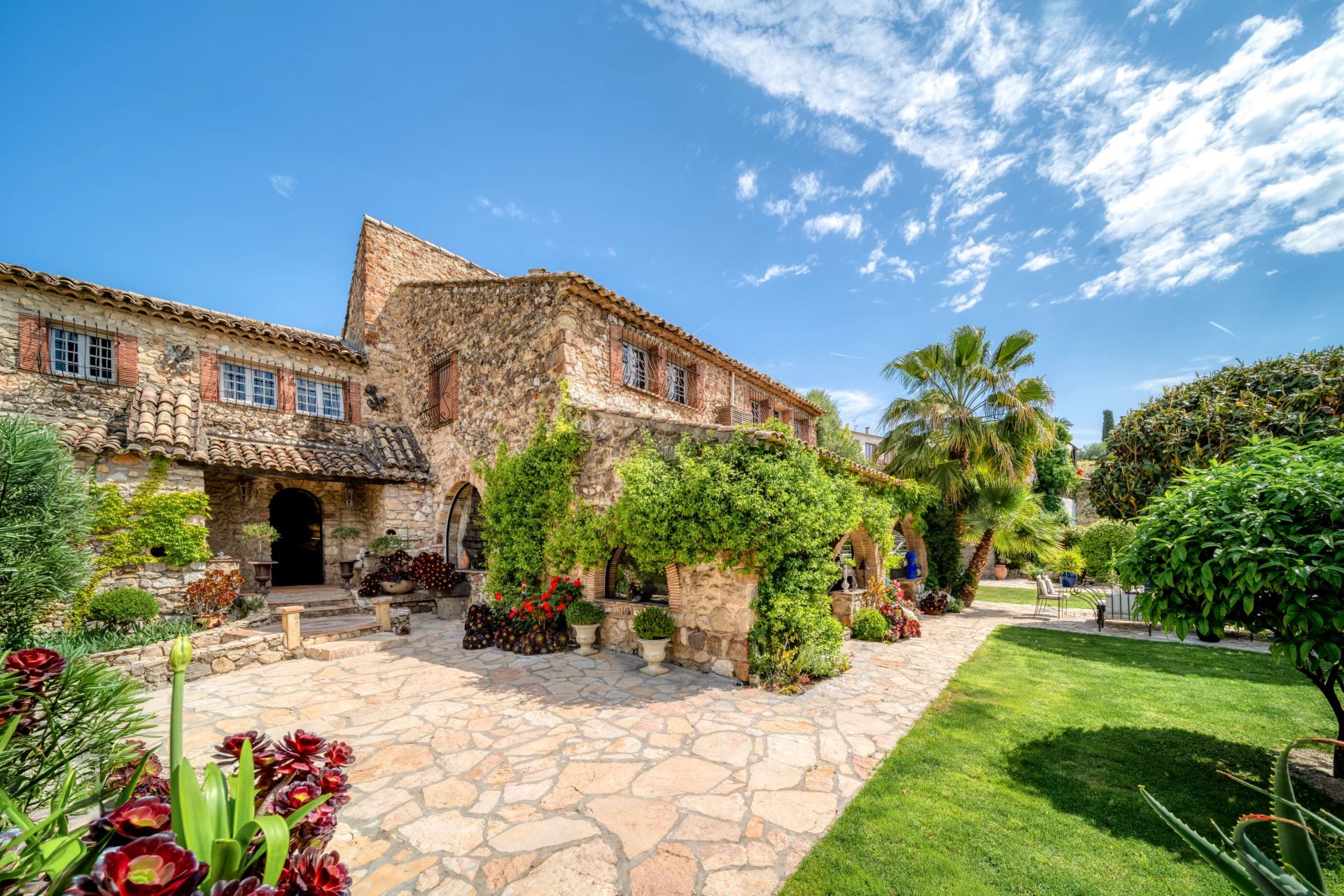 villa 10 Rooms for sale on Biot (06410)