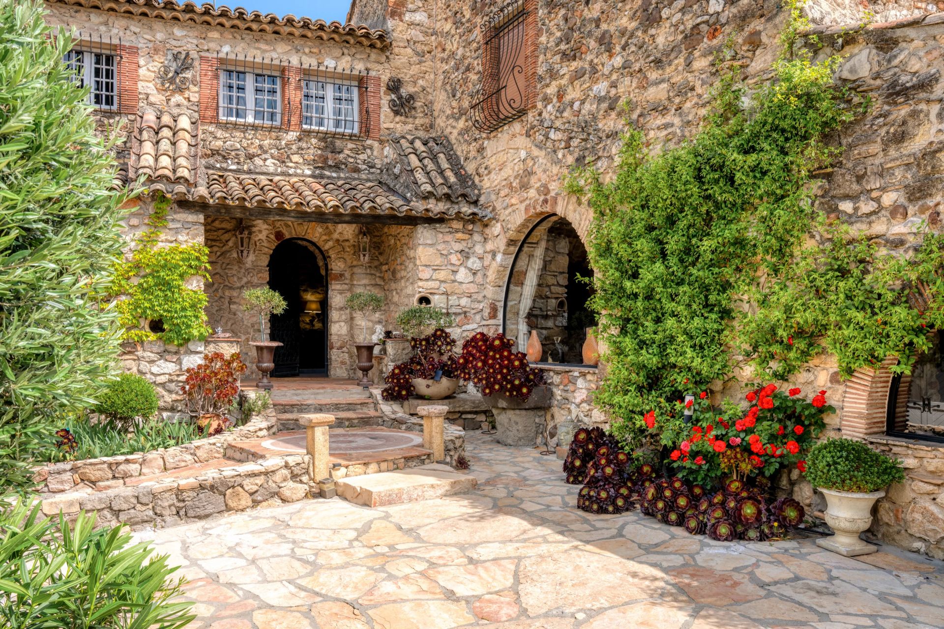villa 10 Rooms for sale on Biot (06410)