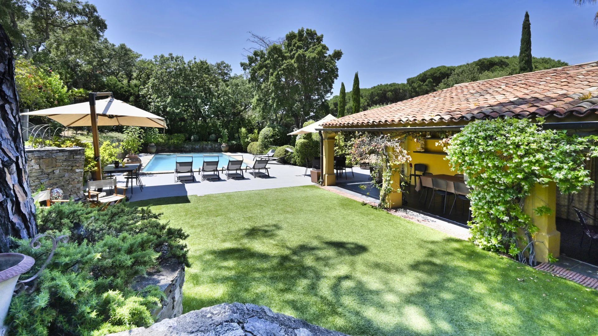 villa 8 Rooms for sale on Saint-Tropez (83990)
