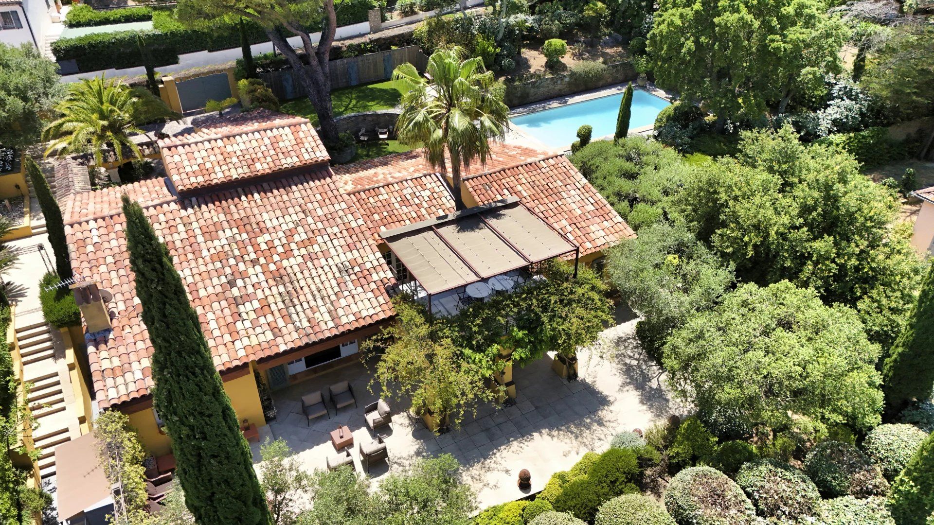 villa 8 Rooms for sale on Saint-Tropez (83990)