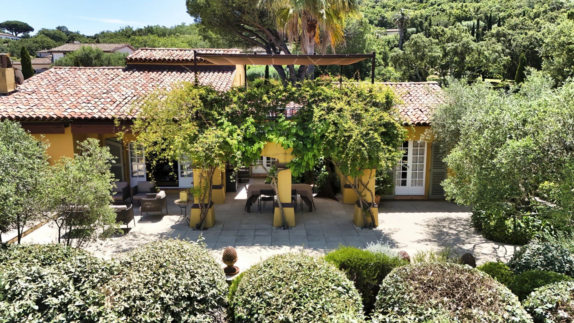 villa 8 Rooms for sale on Saint-Tropez (83990)