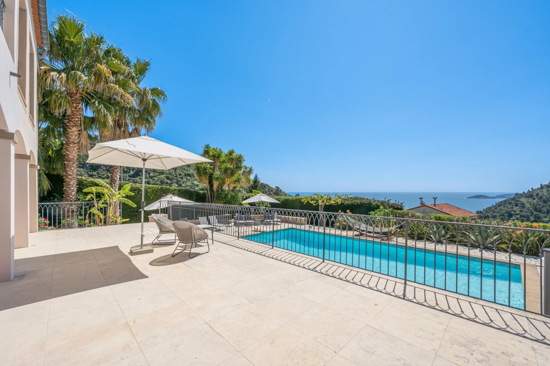 villa 8 Rooms for sale on Èze (06360)