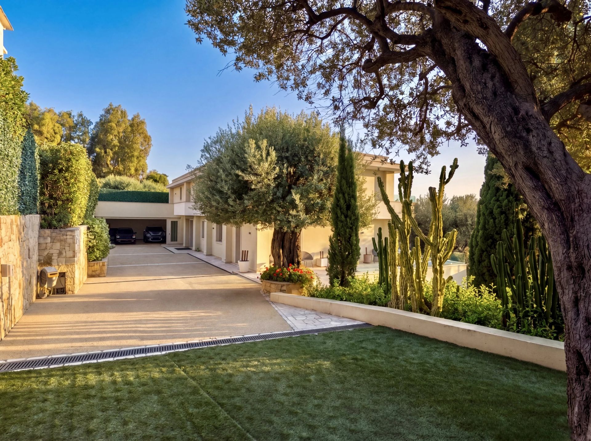 villa 16 Rooms for sale on Cap-d'Ail (06320)