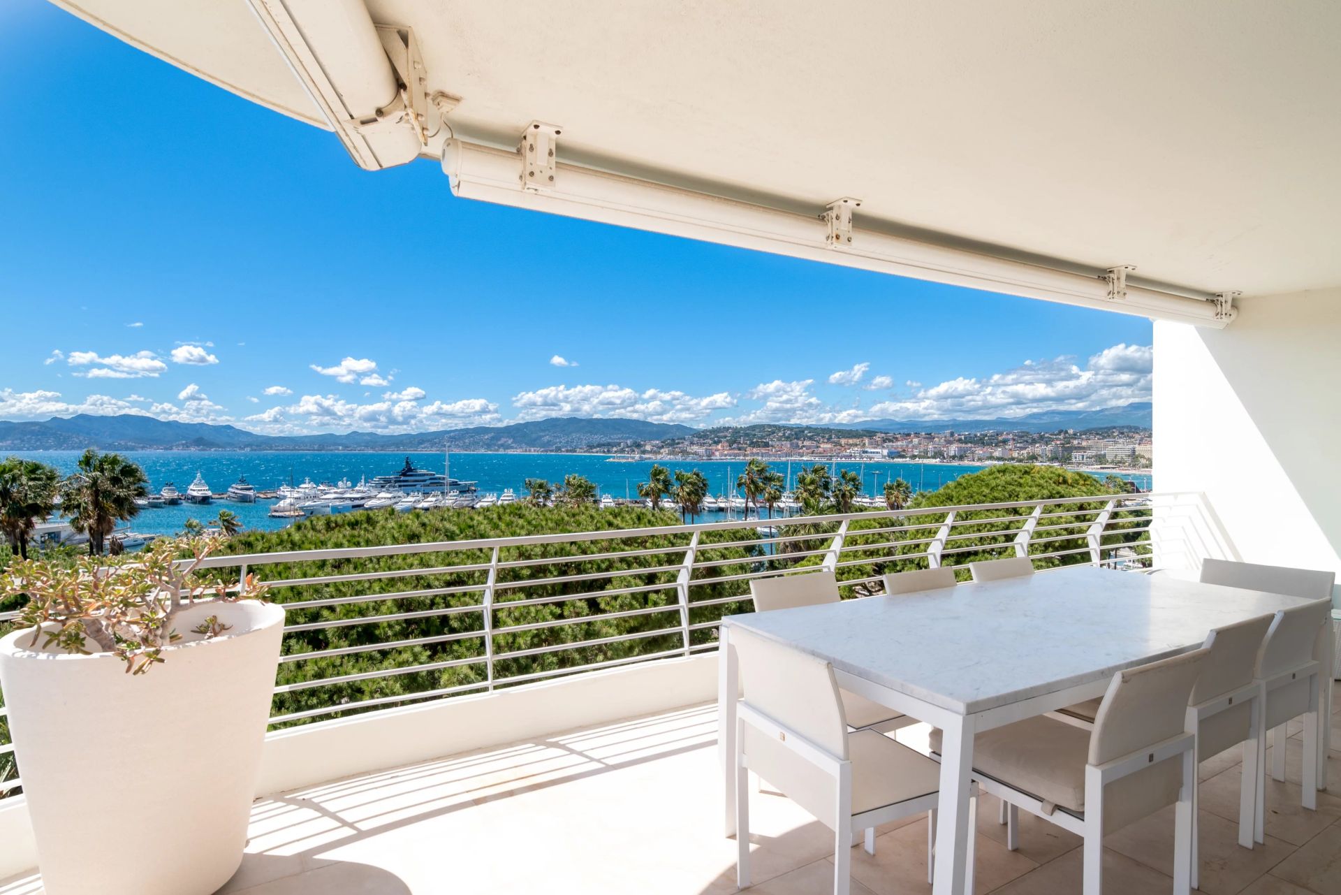 apartment 6 Rooms for sale on Cannes (06400)