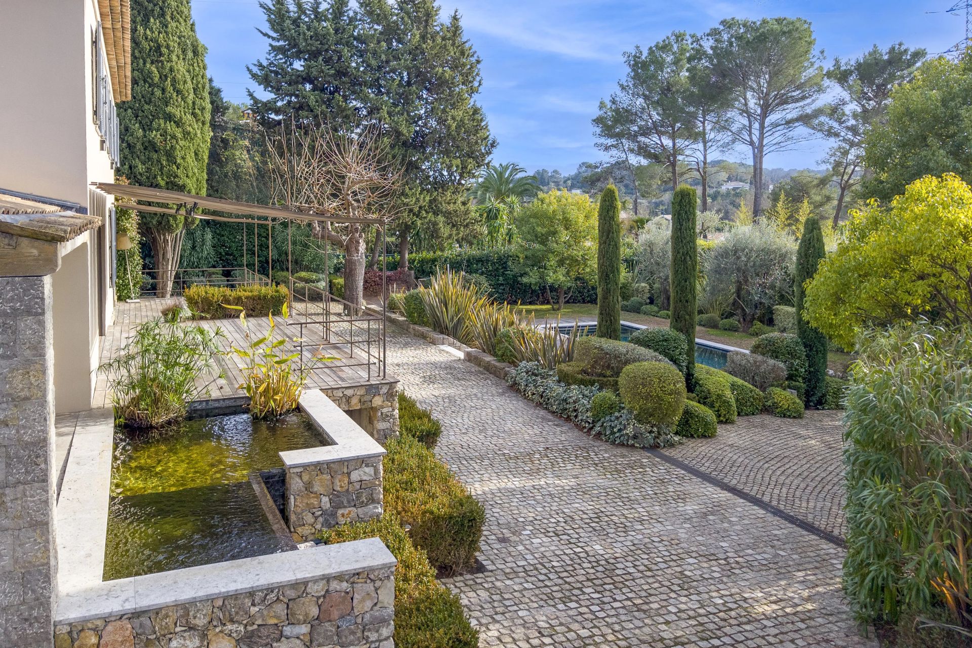 villa 6 Rooms for sale on Mougins (06250)