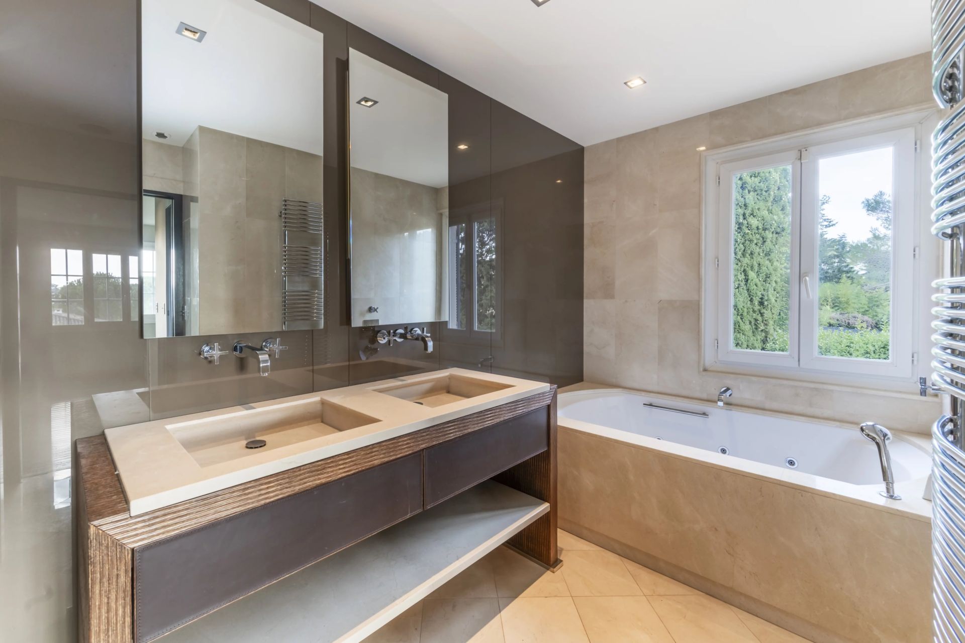 villa 6 Rooms for sale on Mougins (06250)