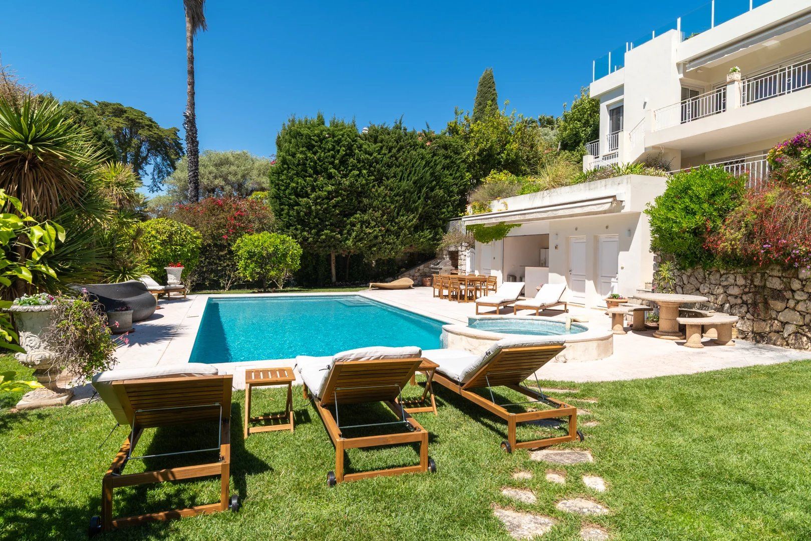 villa 7 Rooms for seasonal rent on Antibes (06160)