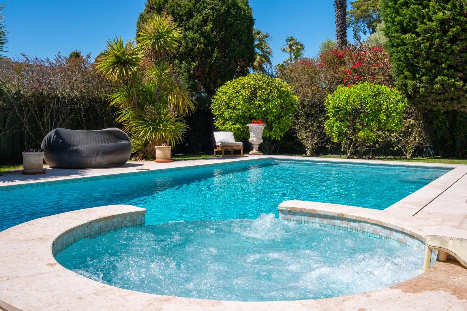 villa 7 Rooms for seasonal rent on Antibes (06160)