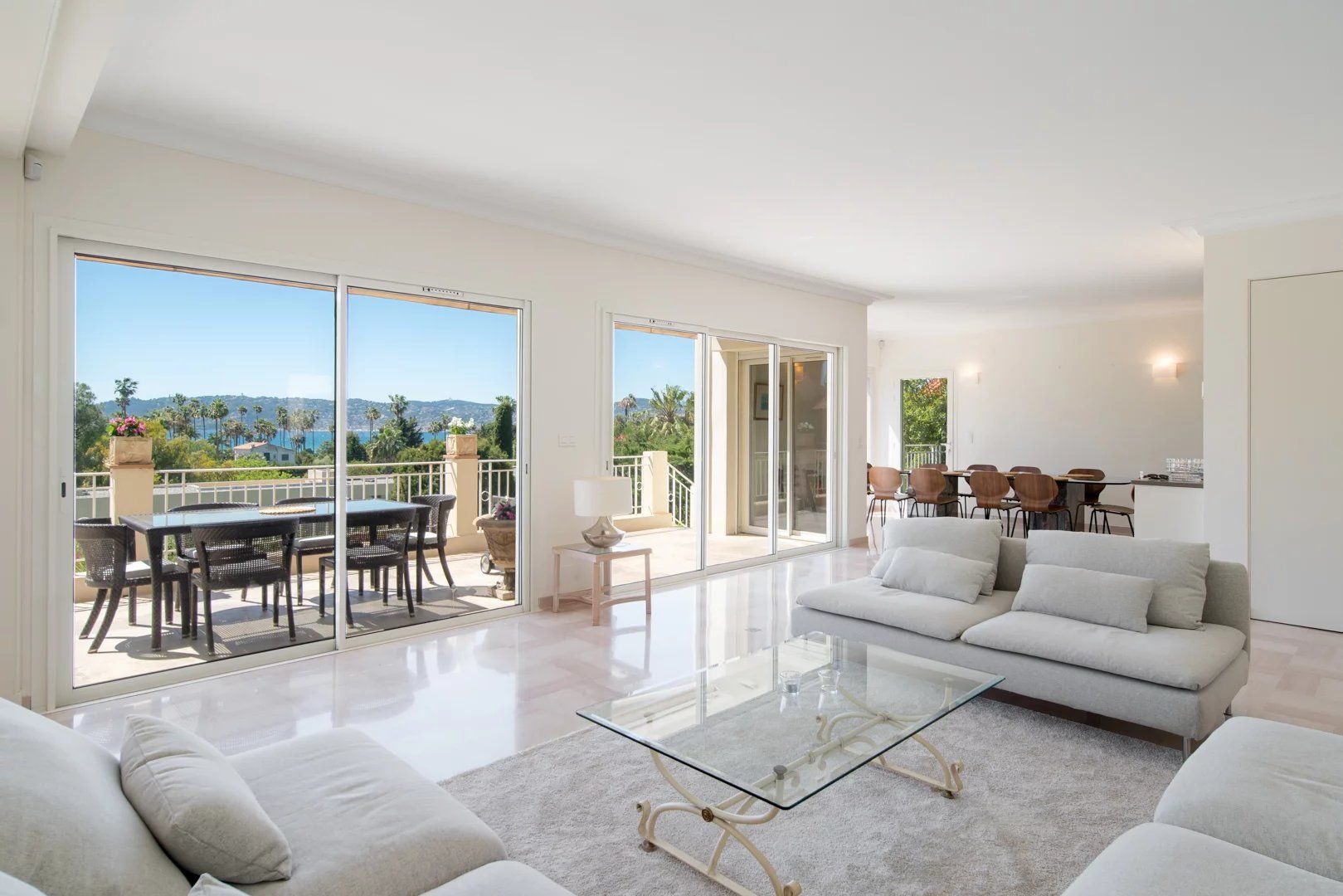 villa 7 Rooms for seasonal rent on Antibes (06160)