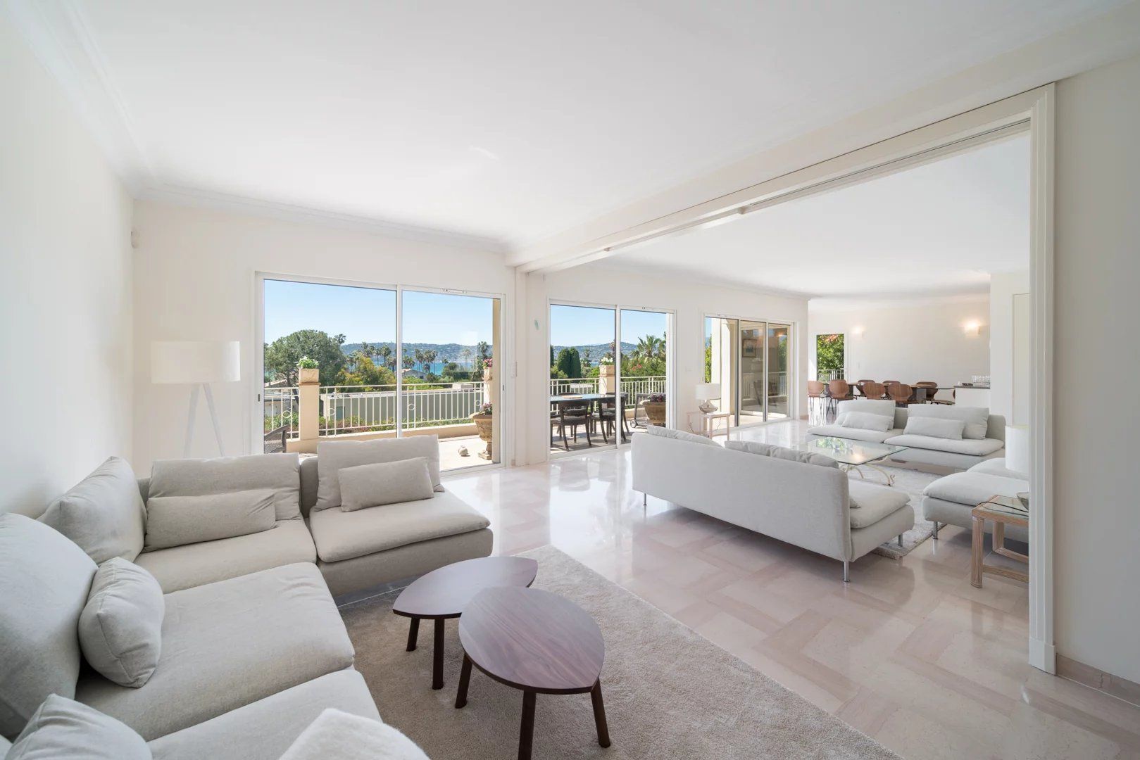 villa 7 Rooms for seasonal rent on Antibes (06160)