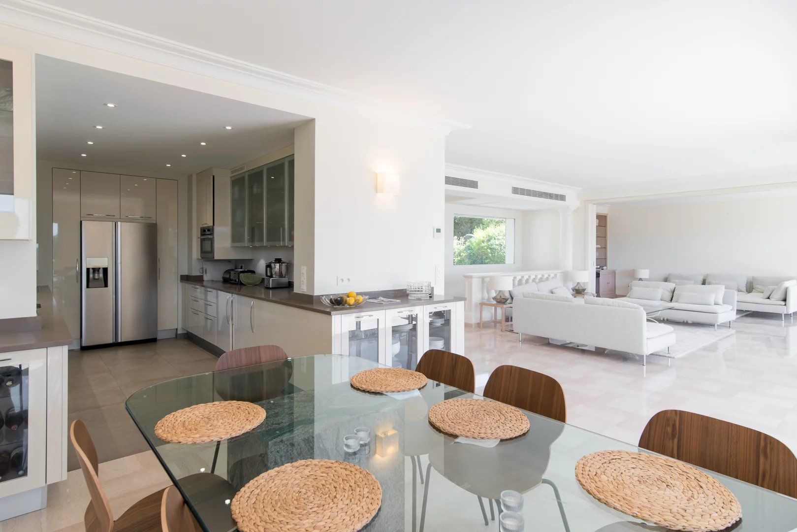 villa 7 Rooms for seasonal rent on Antibes (06160)