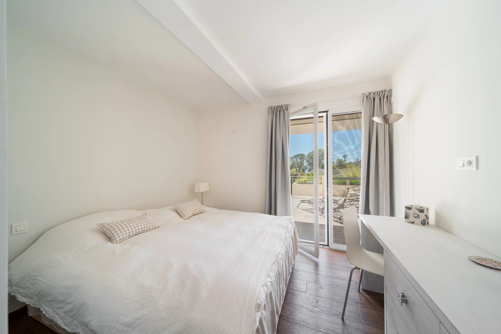 villa 7 Rooms for seasonal rent on Antibes (06160)