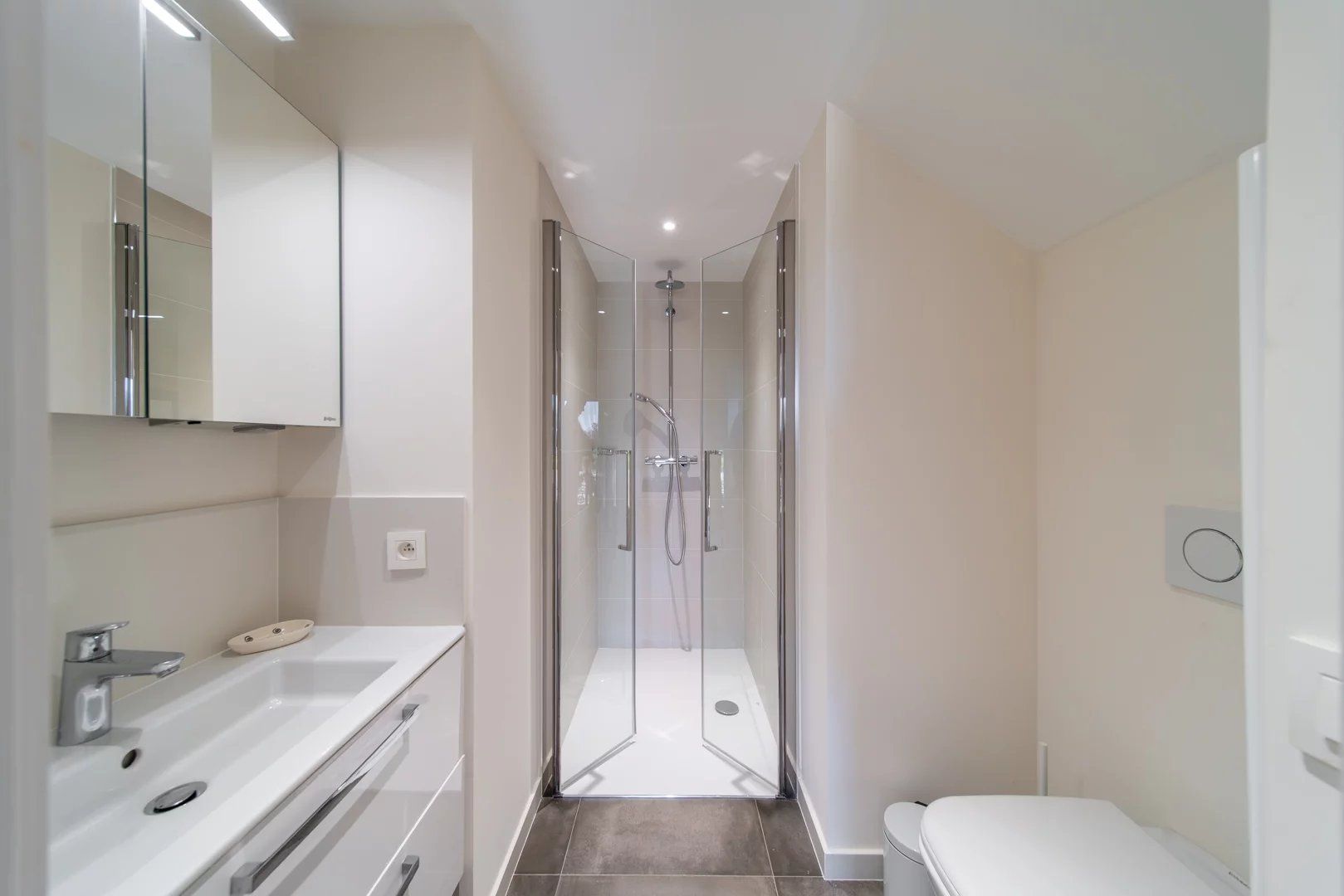 villa 7 Rooms for seasonal rent on Antibes (06160)