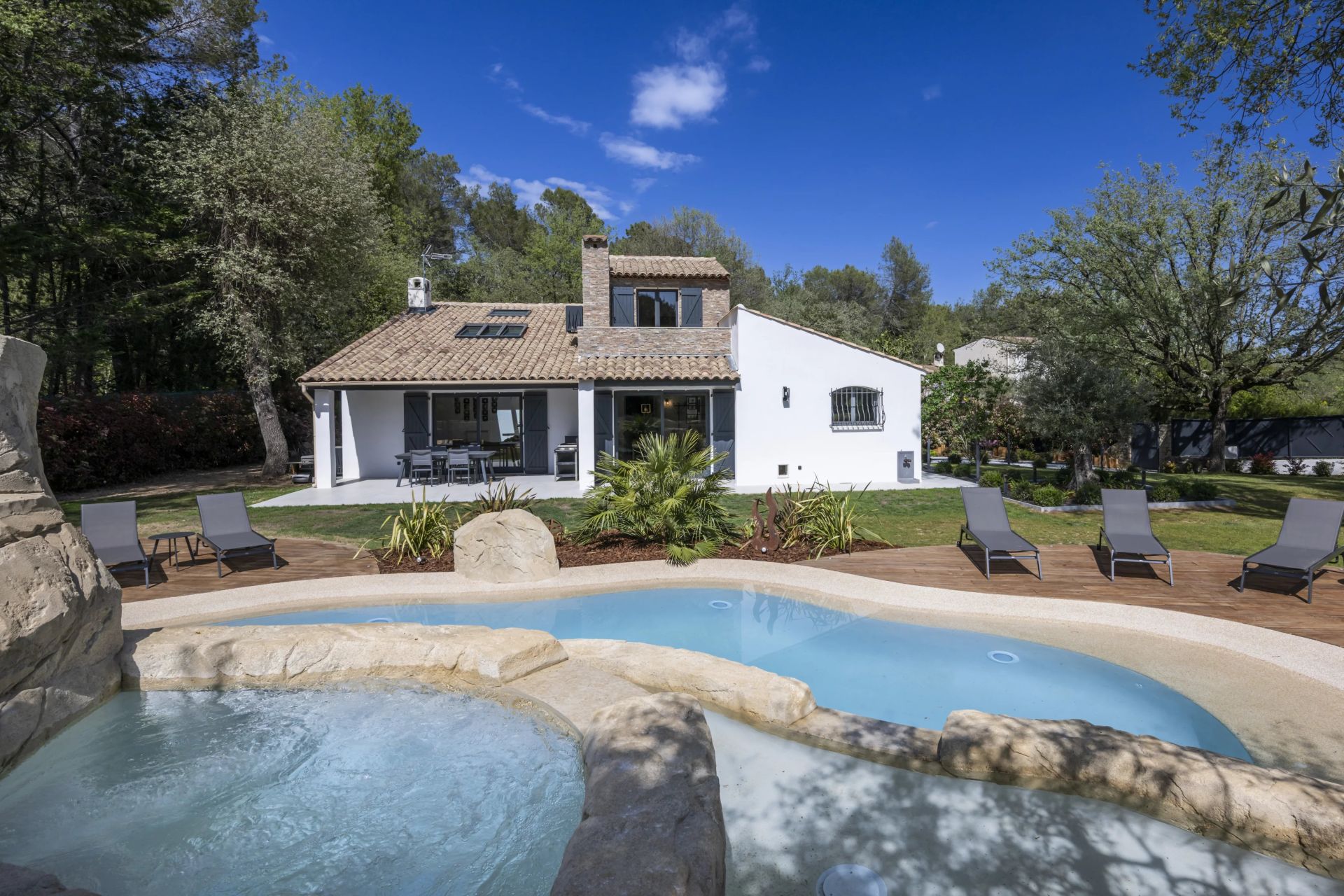 villa 7 Rooms for sale on Roquefort-les-Pins (06330)