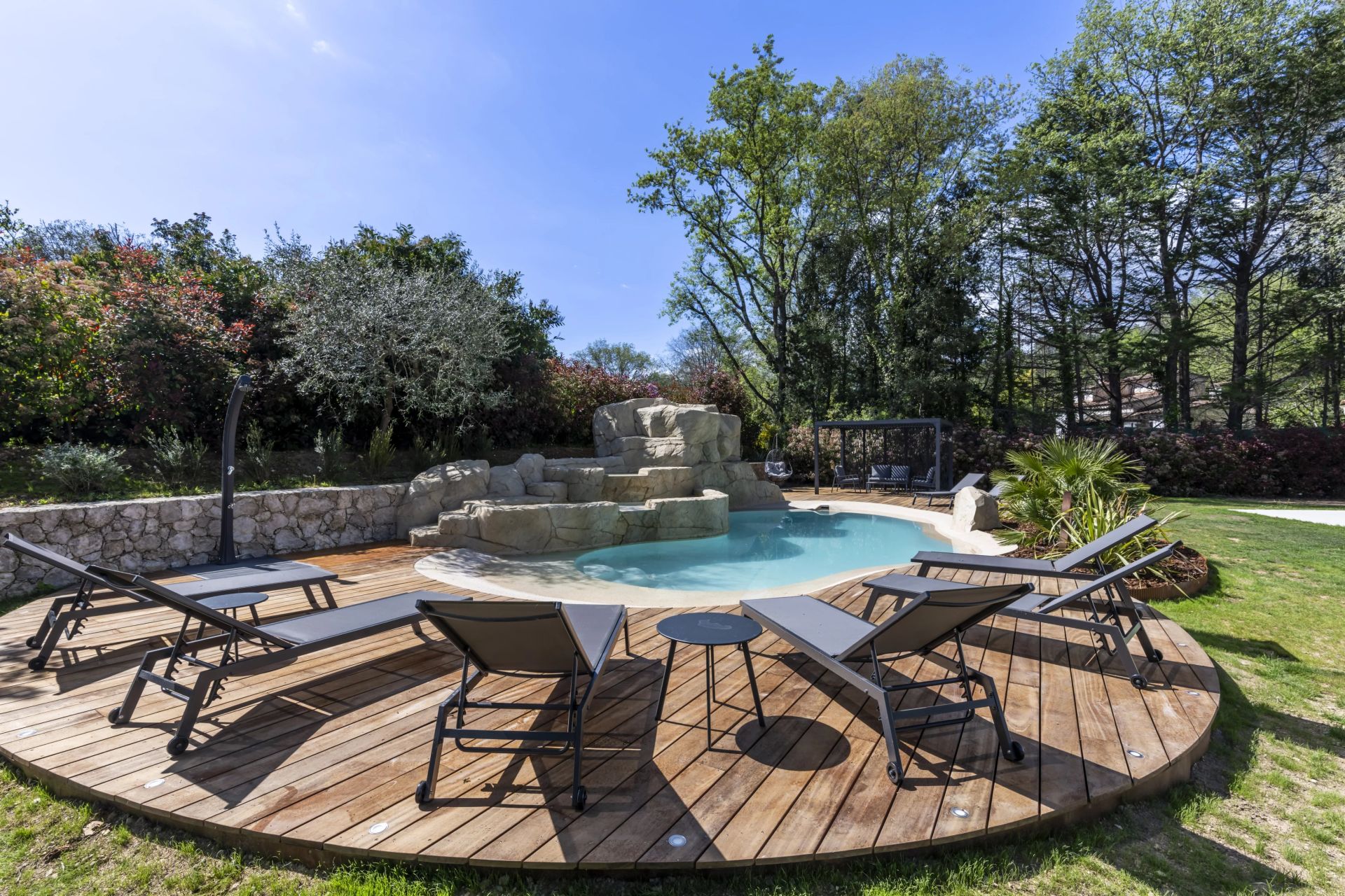 villa 7 Rooms for sale on Roquefort-les-Pins (06330)