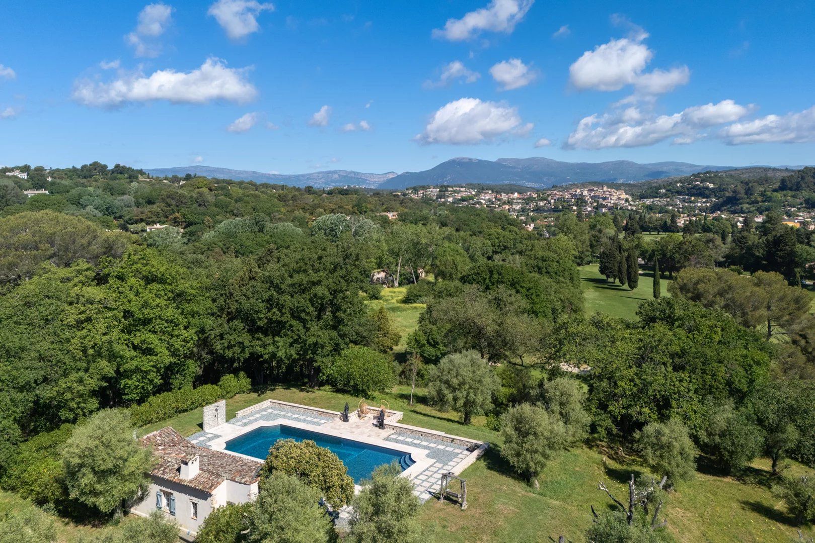 villa 15 Rooms for sale on Antibes (06600)