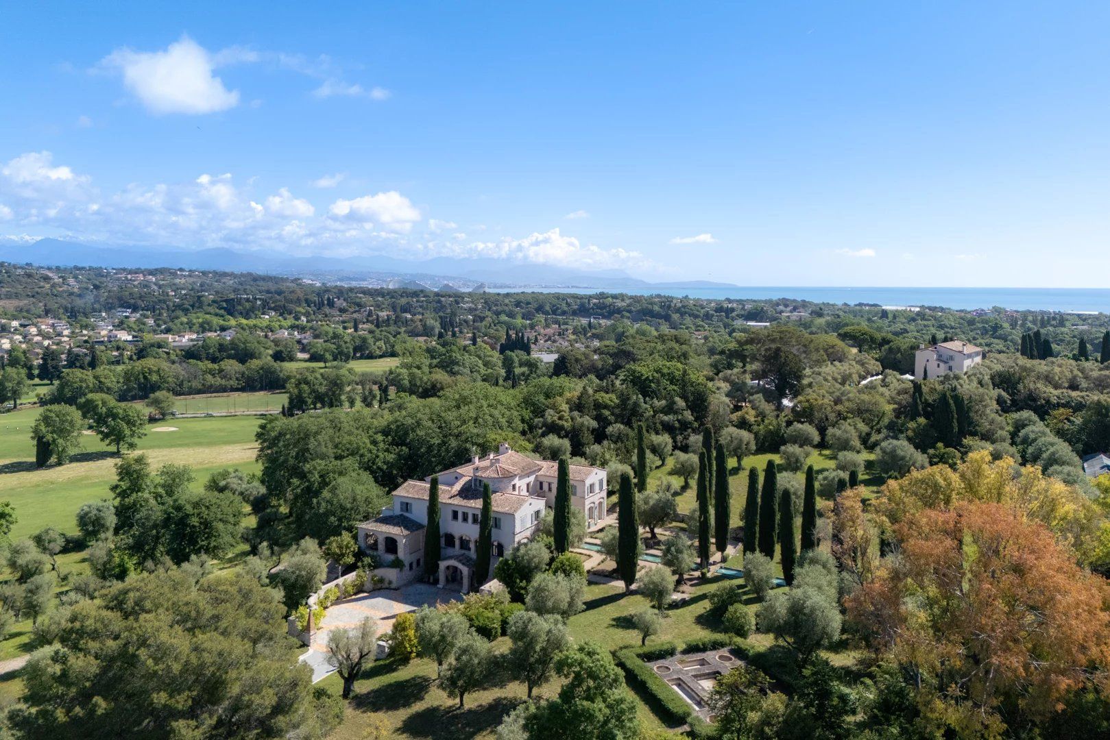villa 15 Rooms for sale on Antibes (06600)