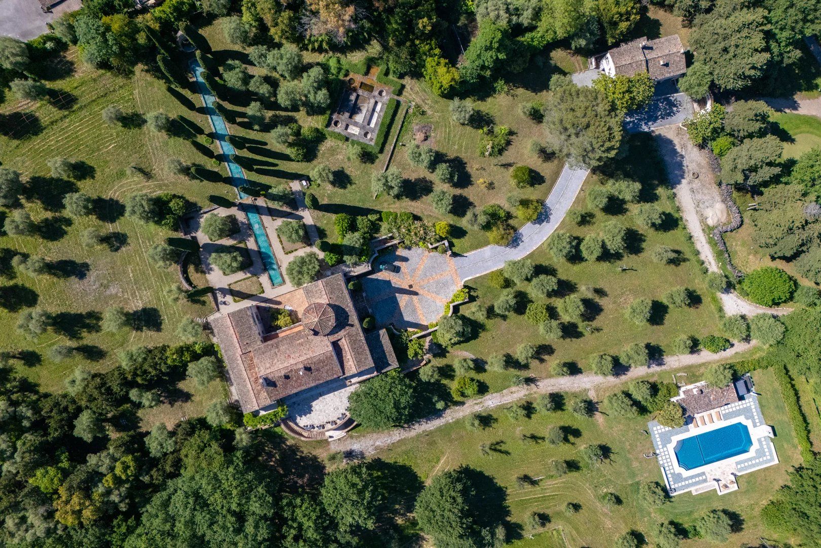 villa 15 Rooms for sale on Antibes (06600)