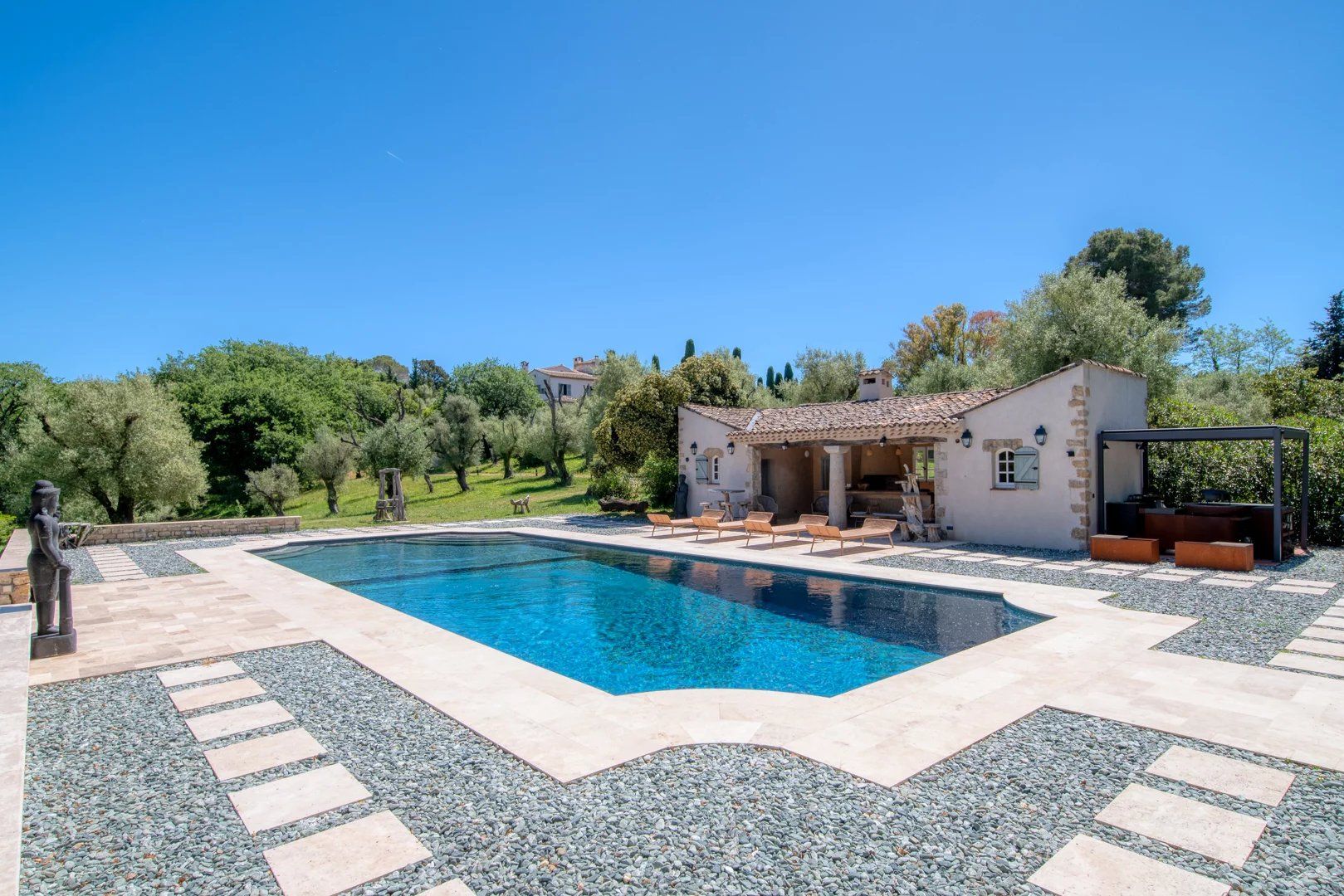 villa 15 Rooms for sale on Antibes (06600)