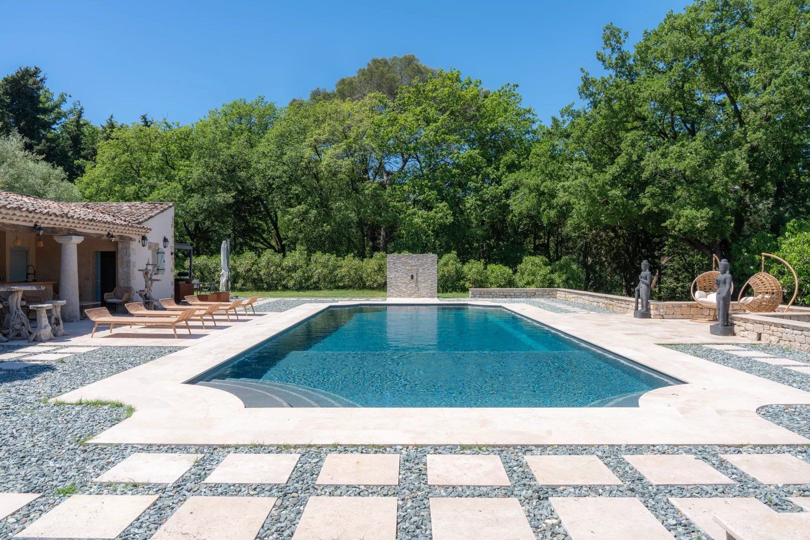 villa 15 Rooms for sale on Antibes (06600)