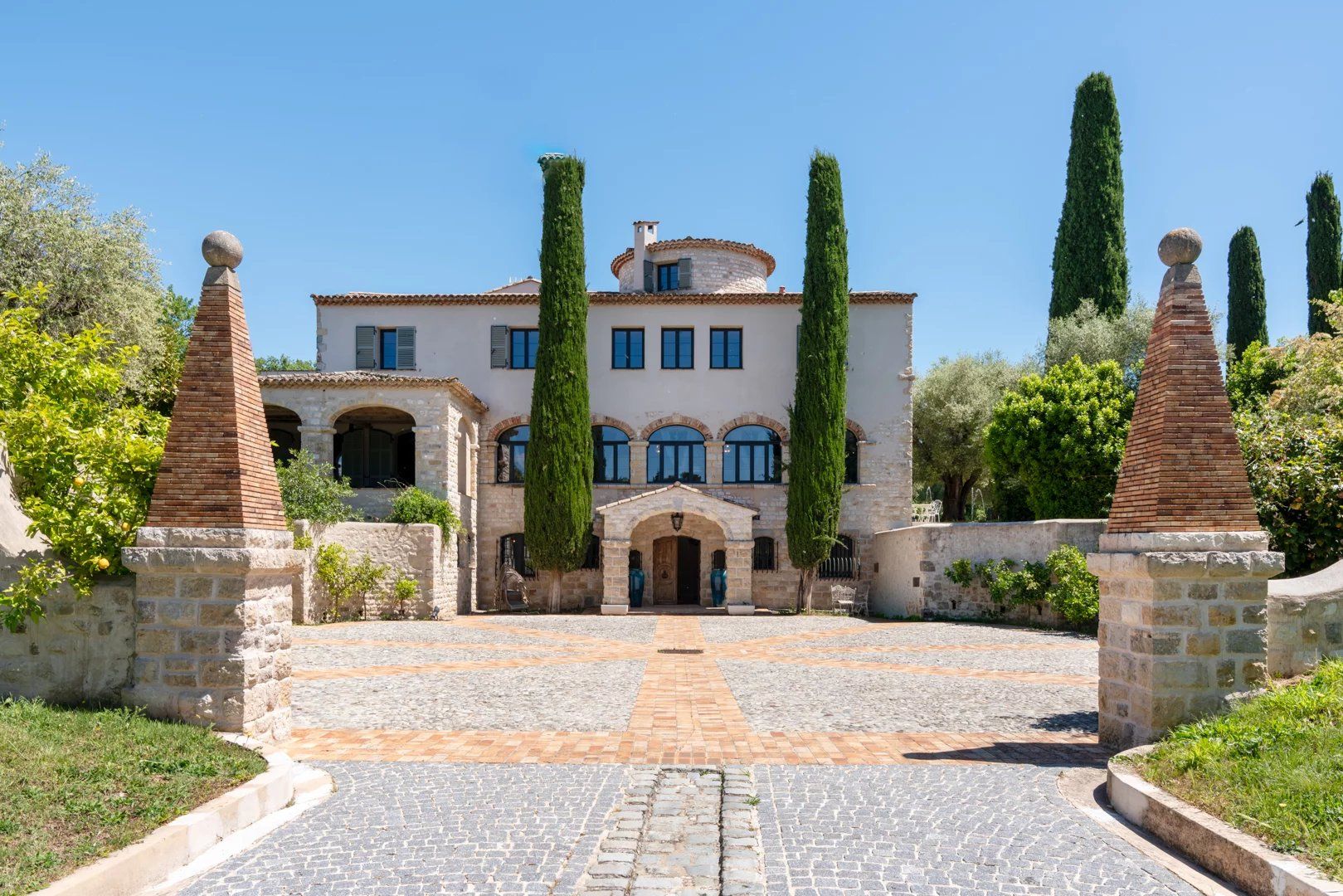 villa 15 Rooms for sale on Antibes (06600)