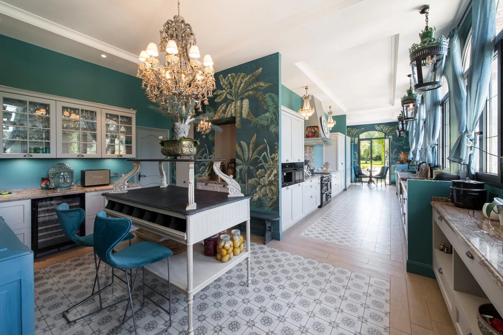 villa 15 Rooms for sale on Antibes (06600)