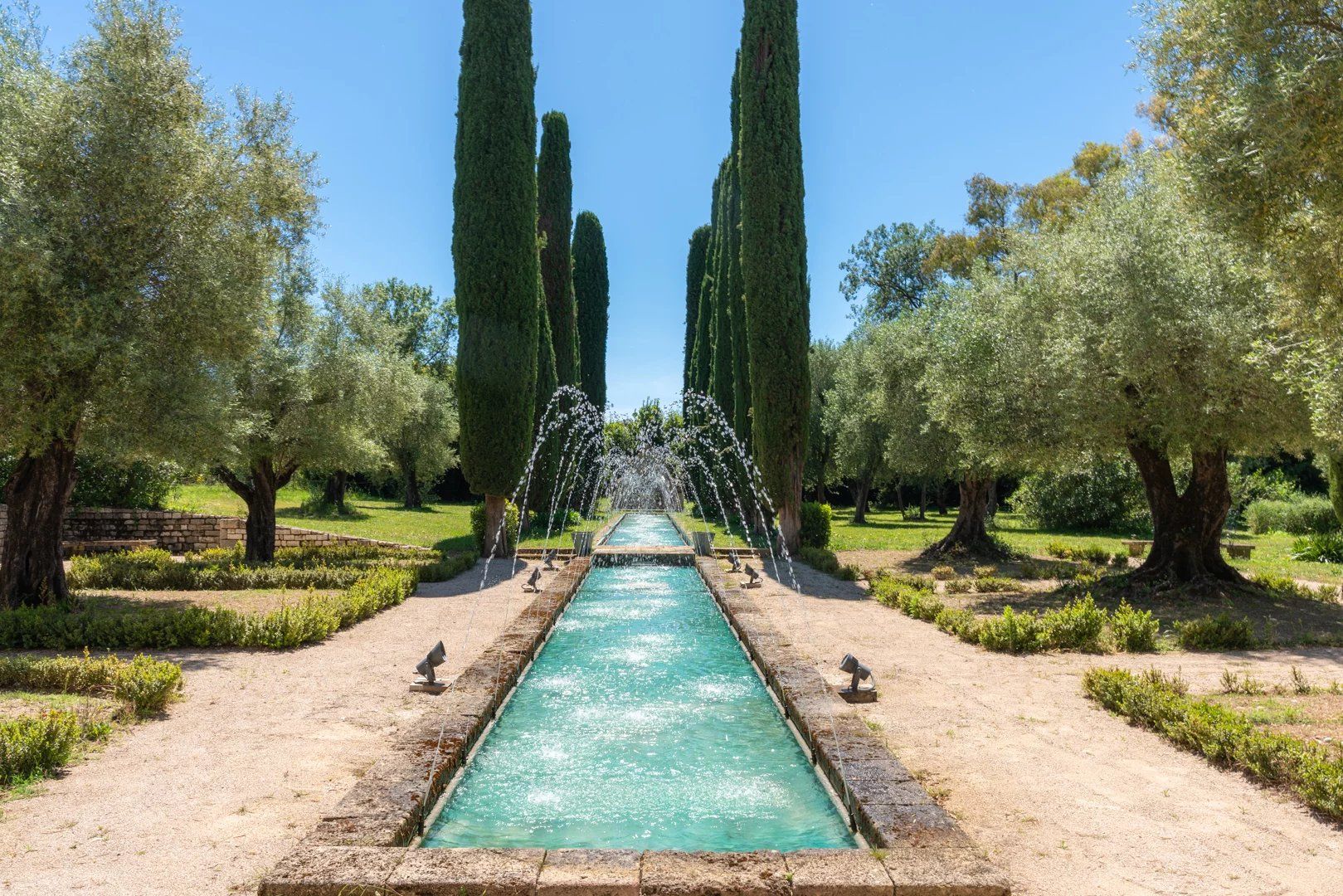 villa 15 Rooms for sale on Antibes (06600)