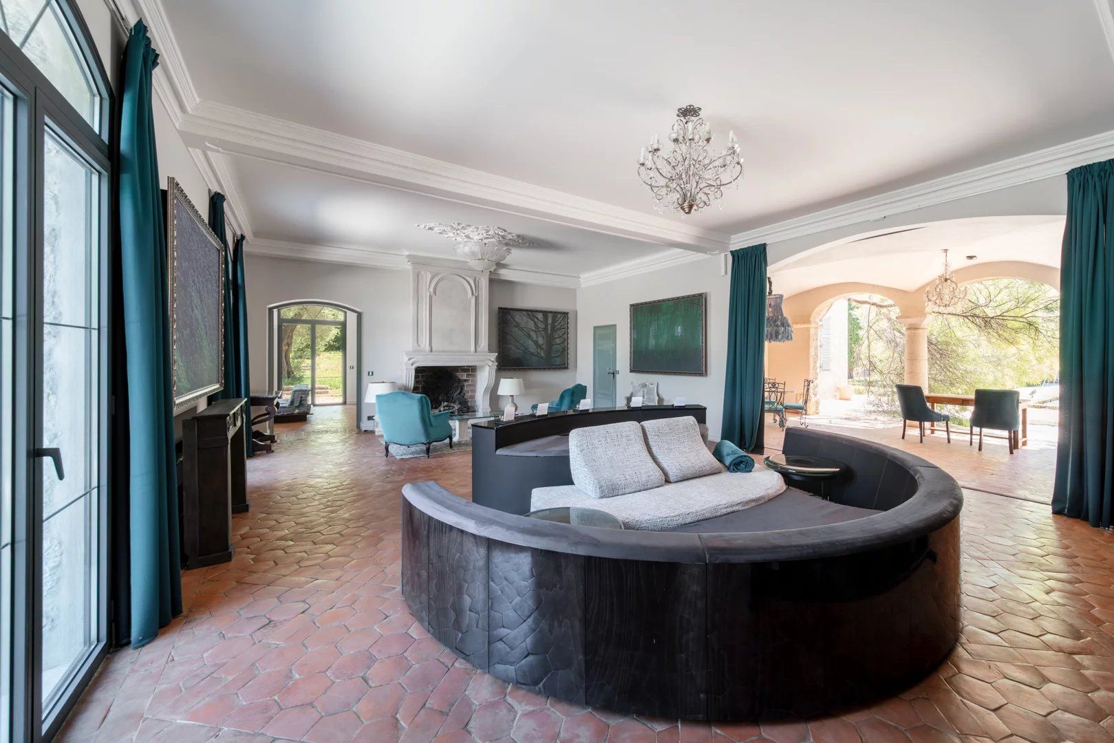 villa 15 Rooms for sale on Antibes (06600)