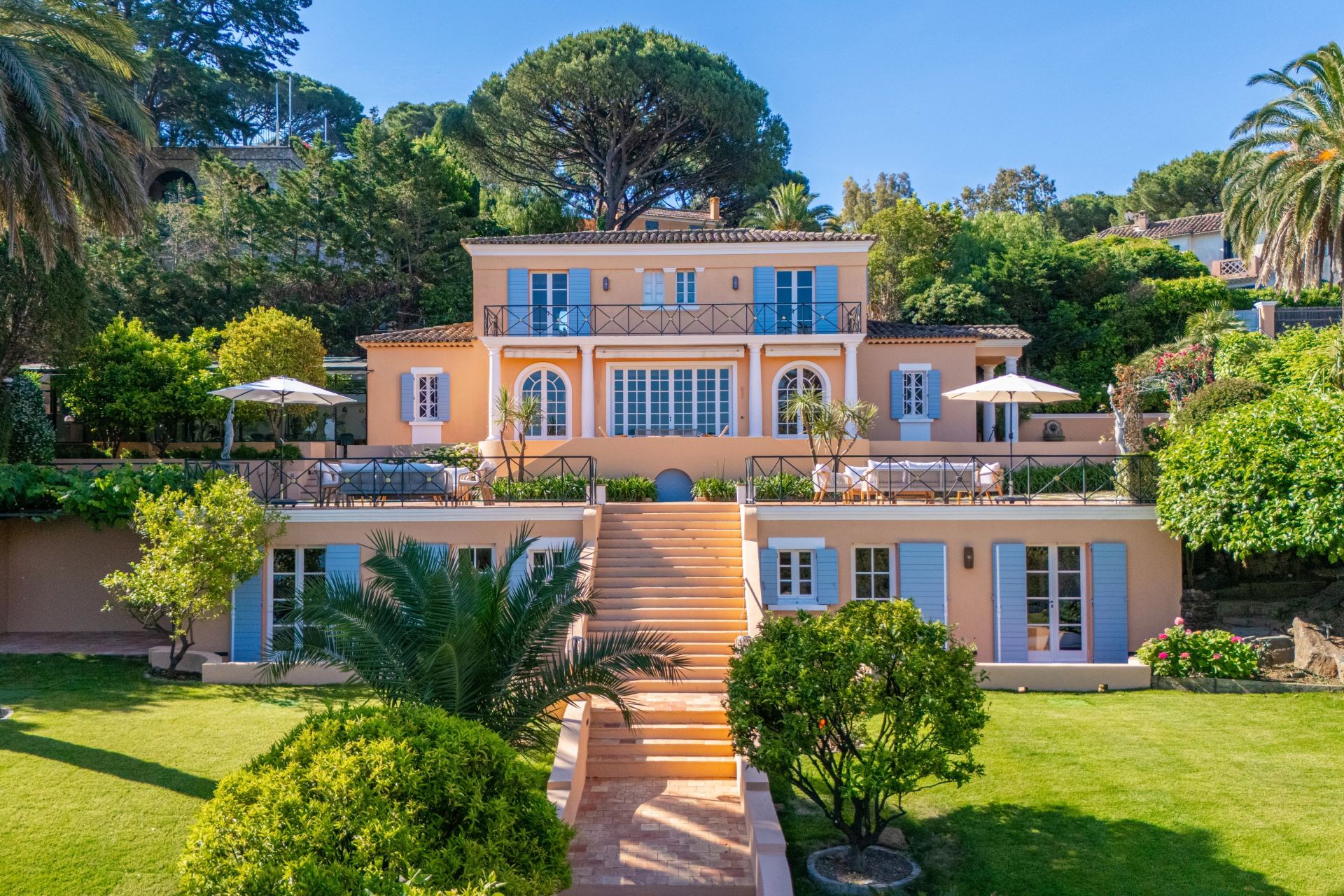 villa 11 Rooms for seasonal rent on Saint-Tropez (83990)