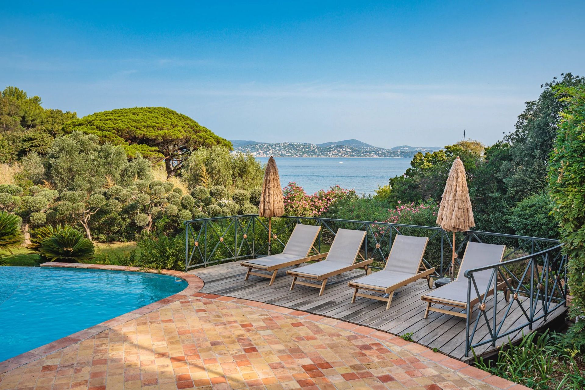 villa 11 Rooms for seasonal rent on Saint-Tropez (83990)