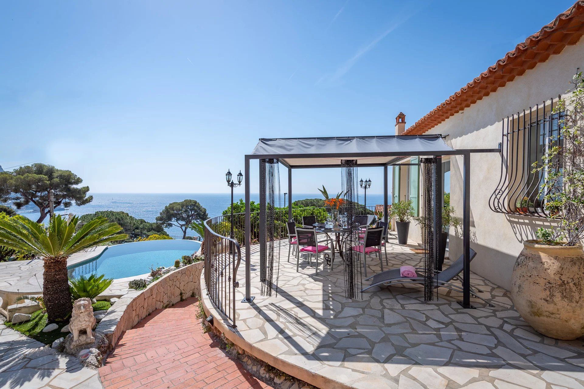 villa 5 Rooms for seasonal rent on Èze (06360)