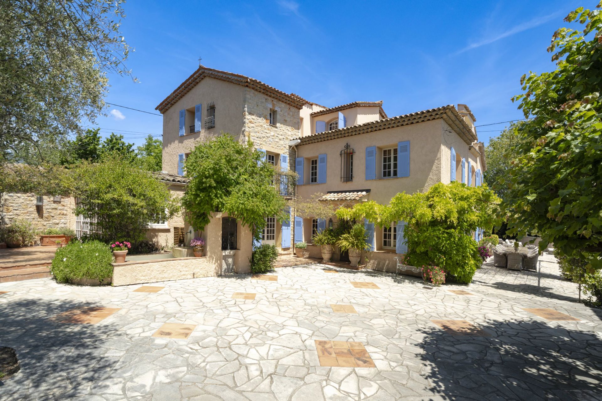 villa 10 Rooms for sale on Grasse (06130)