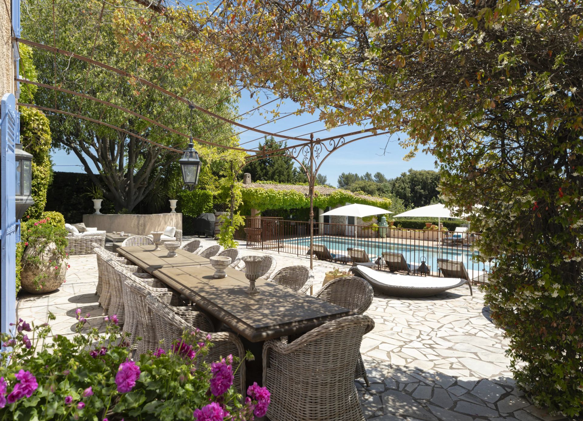 villa 10 Rooms for sale on Grasse (06130)