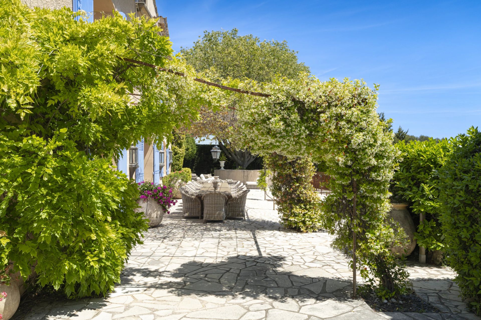 villa 10 Rooms for sale on Grasse (06130)