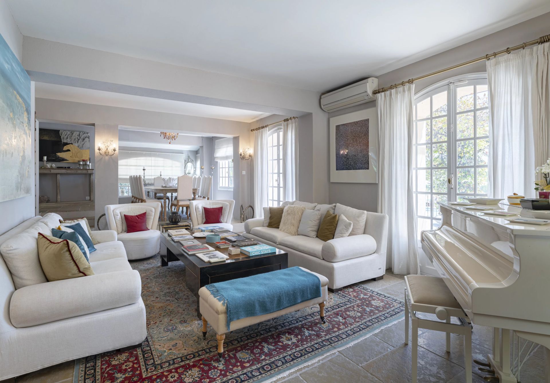 villa 10 Rooms for sale on Grasse (06130)