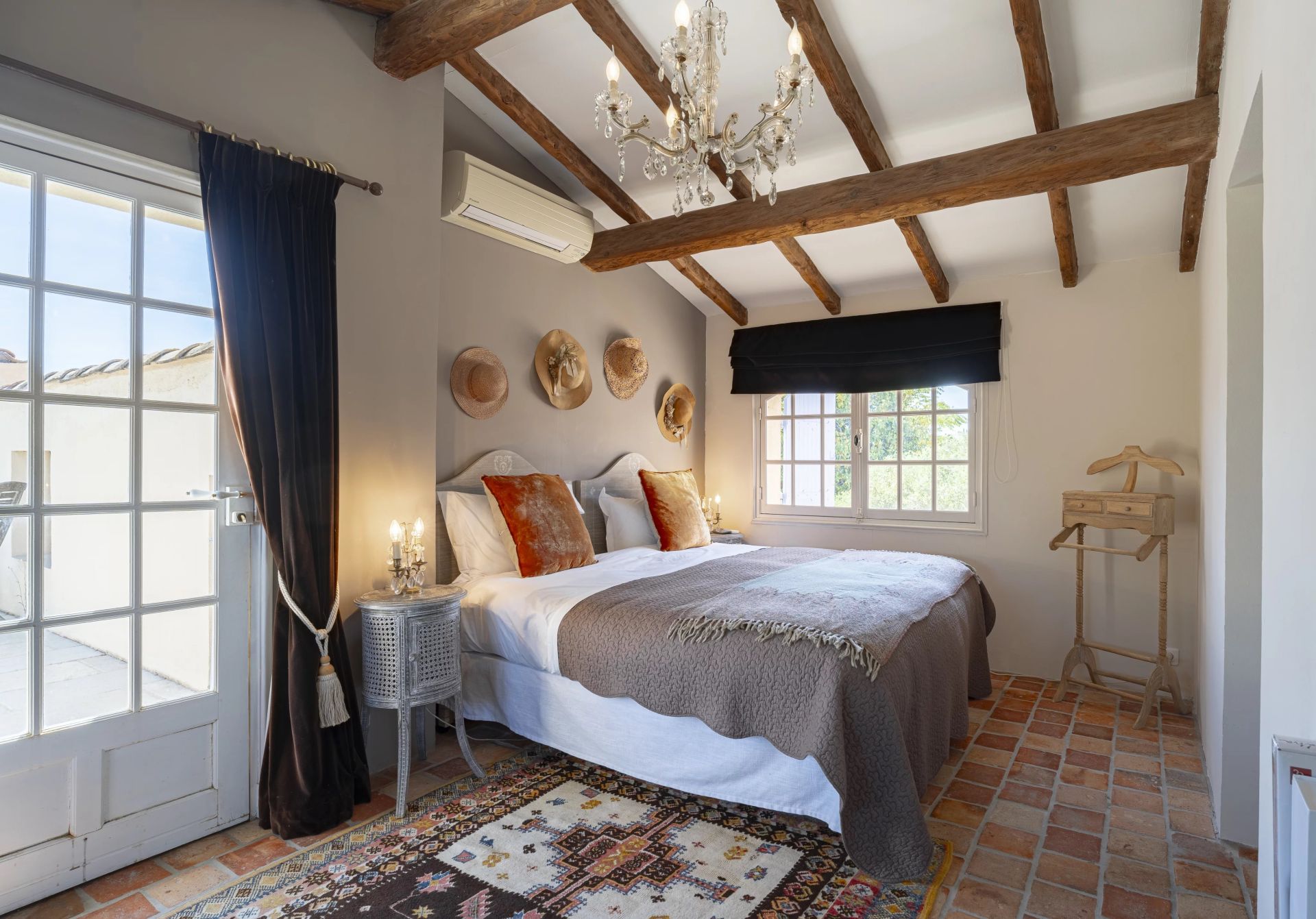 villa 10 Rooms for sale on Grasse (06130)
