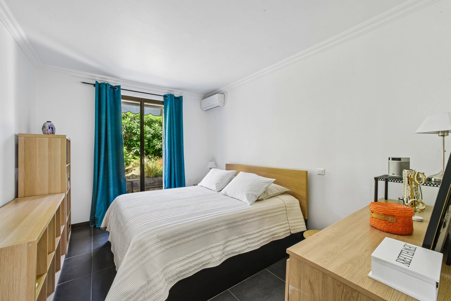 apartment 5 Rooms for sale on Villeneuve-Loubet (06270)
