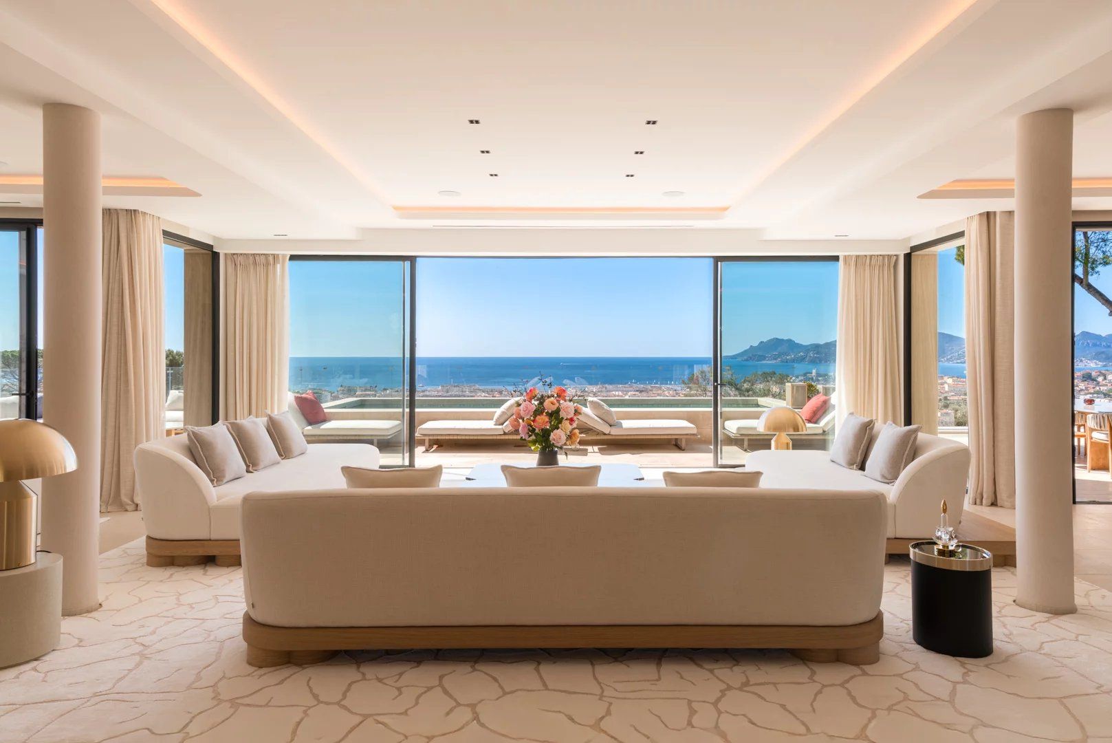 villa 11 Rooms for sale on Cannes (06400)