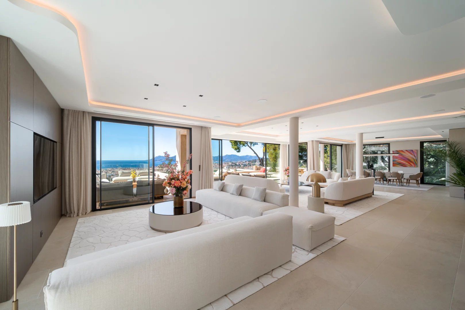 villa 11 Rooms for sale on Cannes (06400)