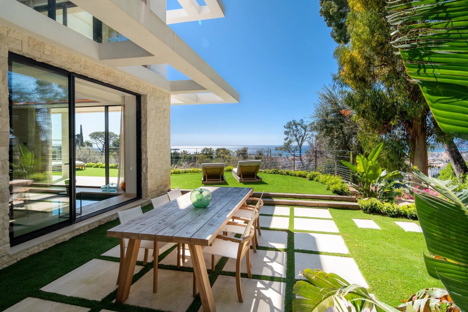 villa 11 Rooms for sale on Cannes (06400)