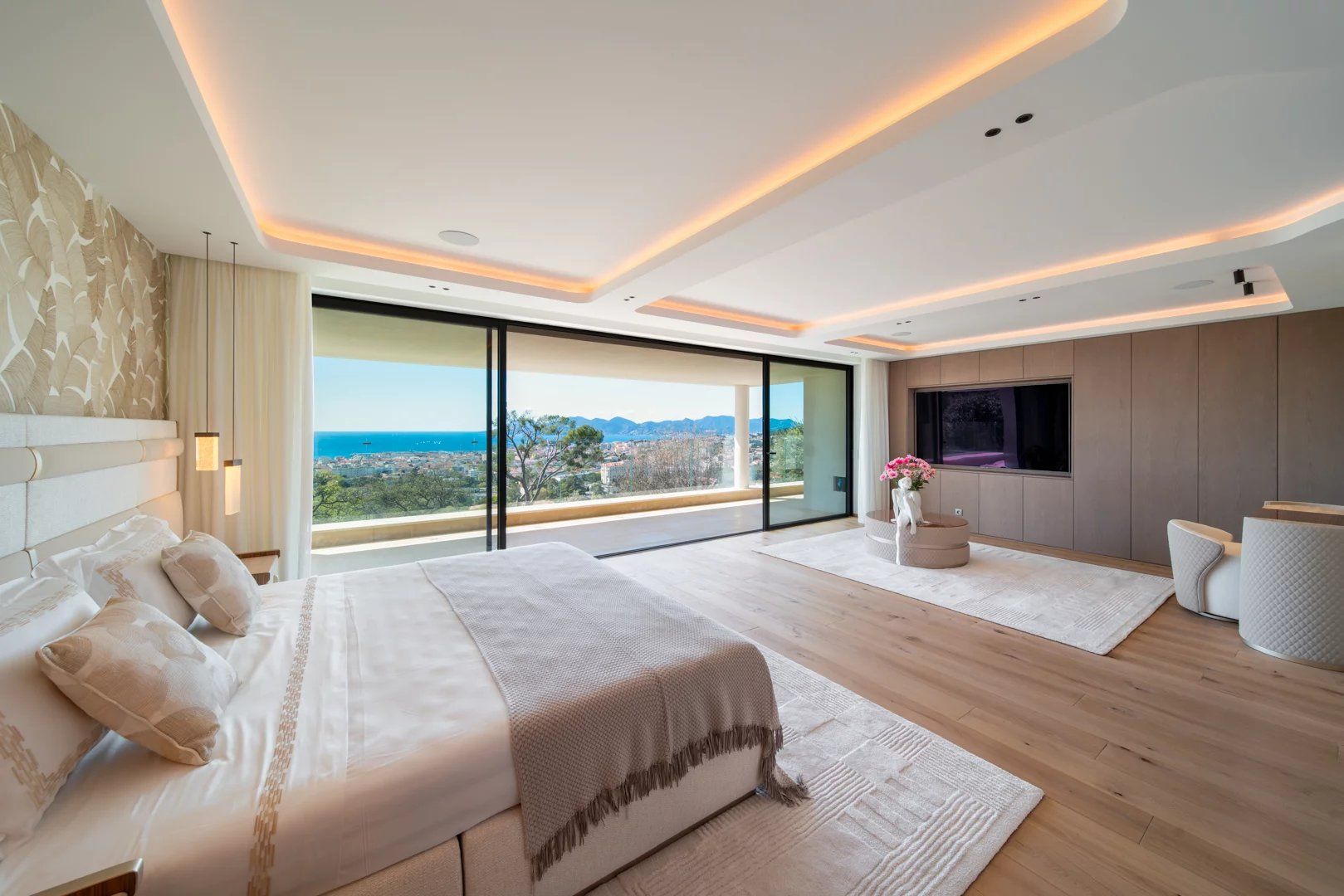 villa 11 Rooms for sale on Cannes (06400)