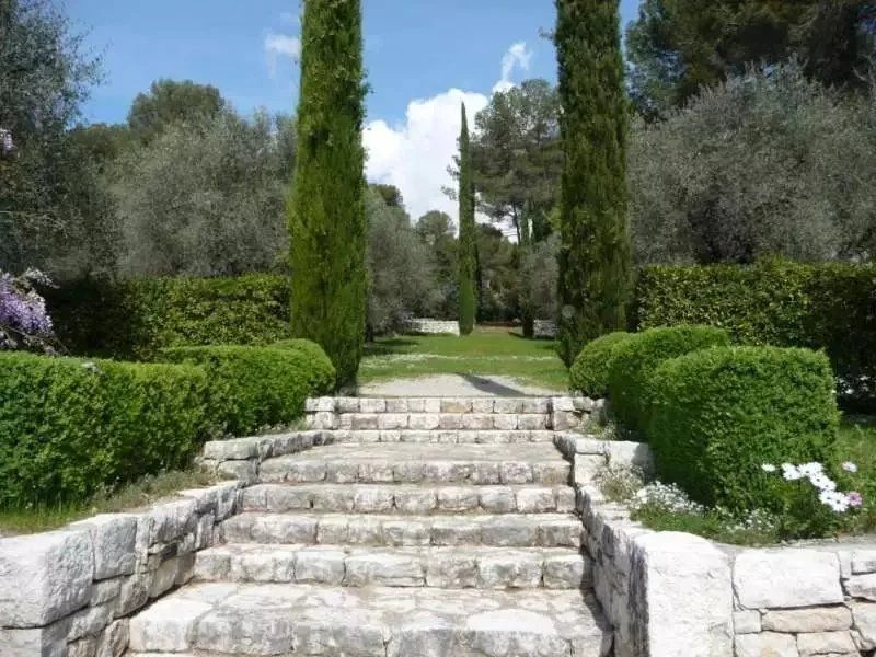 villa 11 Rooms for sale on Roquefort-les-Pins (06330)
