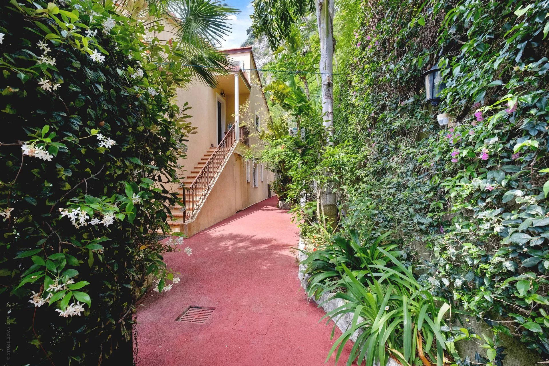 villa 8 Rooms for sale on Èze (06360)