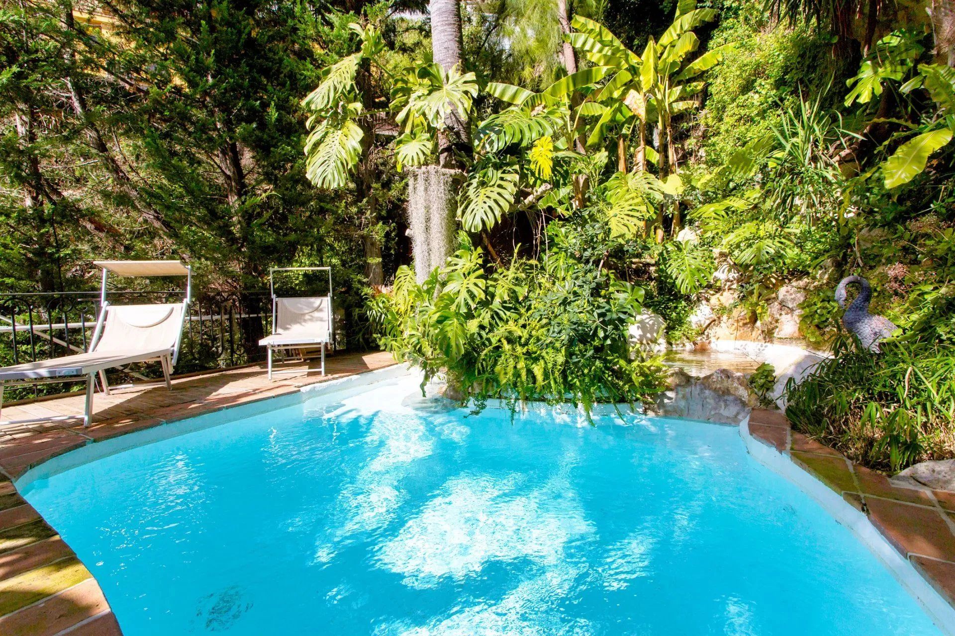 villa 8 Rooms for sale on Èze (06360)