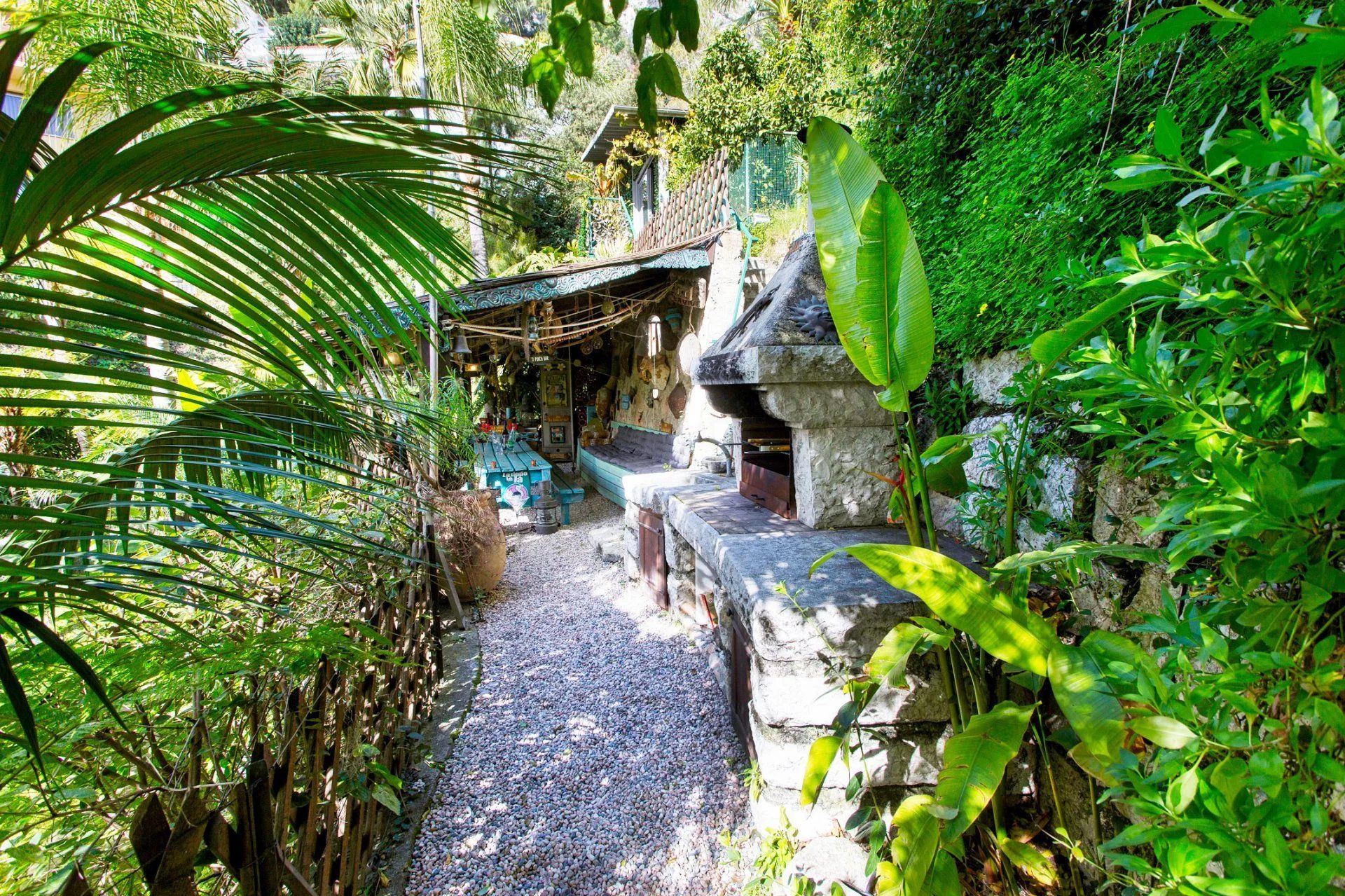 villa 8 Rooms for sale on Èze (06360)